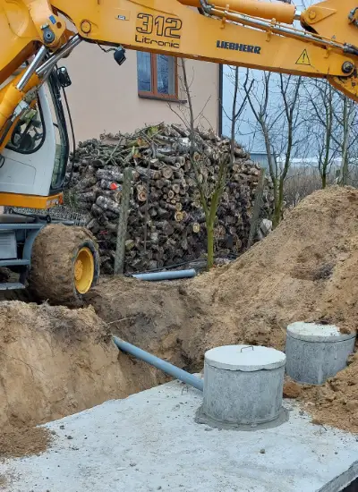 Wykonujemy podłączenie szamba do budynku.