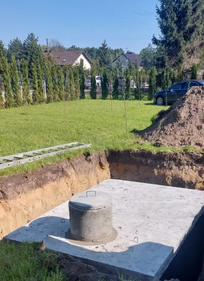 Zabezpieczone szczelnie szambo zamontowane po wykonaniu wykopu.