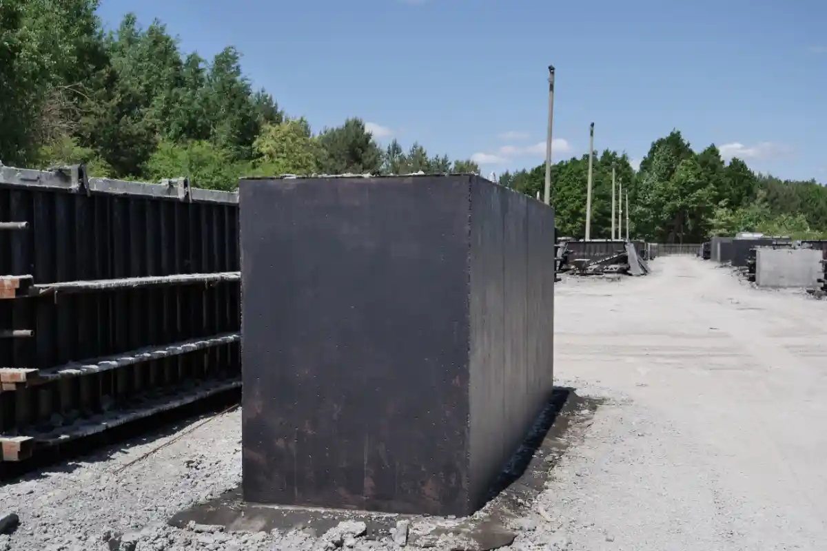 kanal-samochodowy-na-placu-producenta-betonu