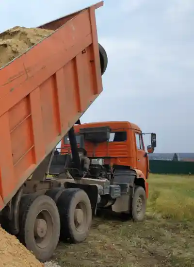 Wyrównanie terenu pod kanał samochodowy.
