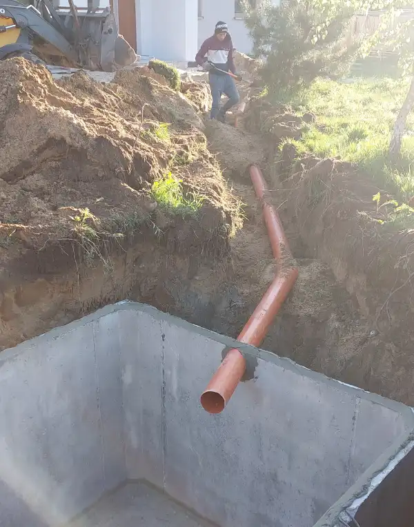 Solidny montaż szamba betonowego.