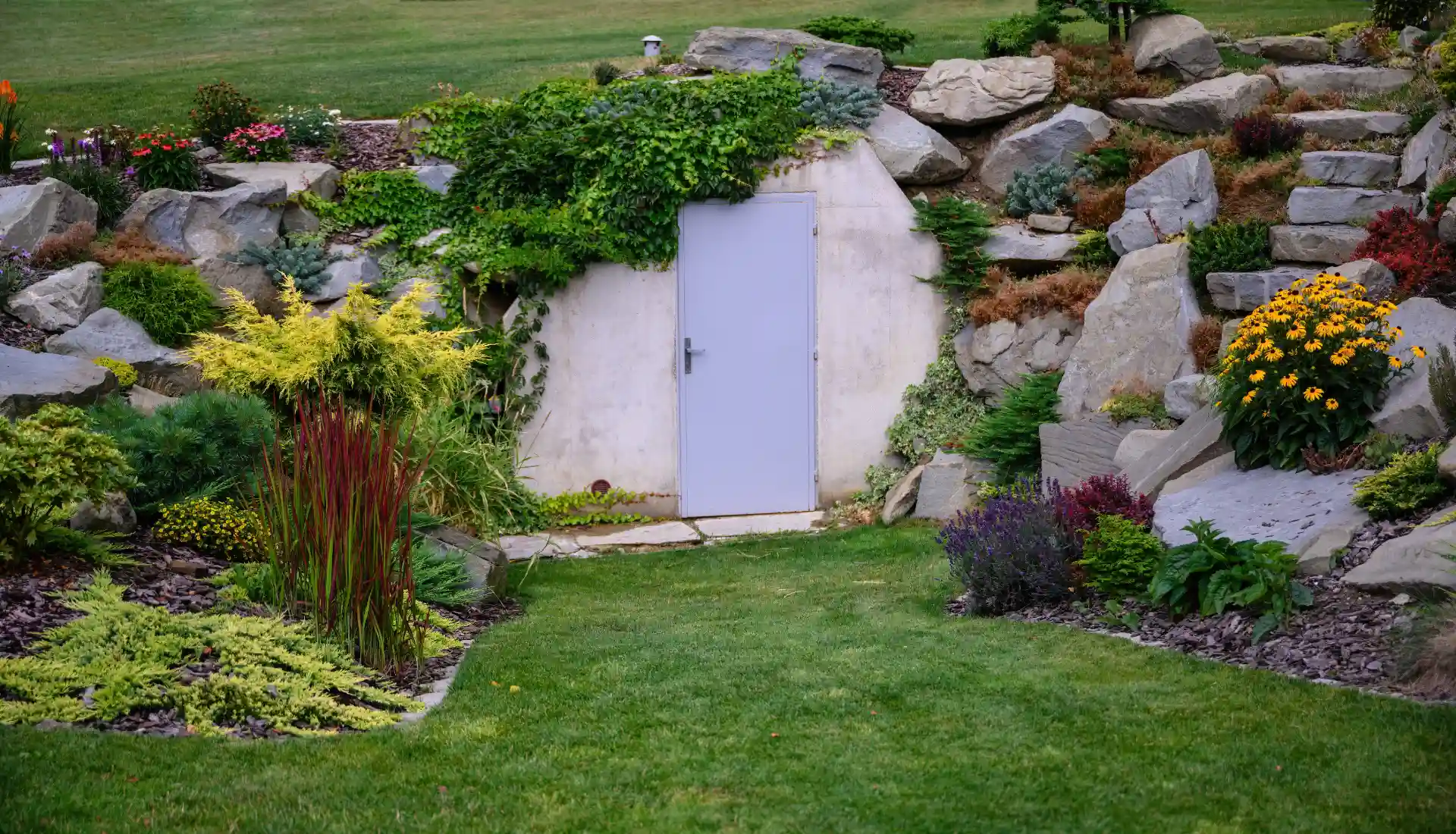 Piwniczka ogrodowa, ziemianka ze skalnikiem.