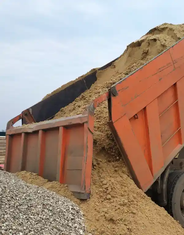 Wywóz ziemi i gruzu.